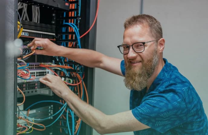 Een werknemer van Punt Uit aan de slag met de IT